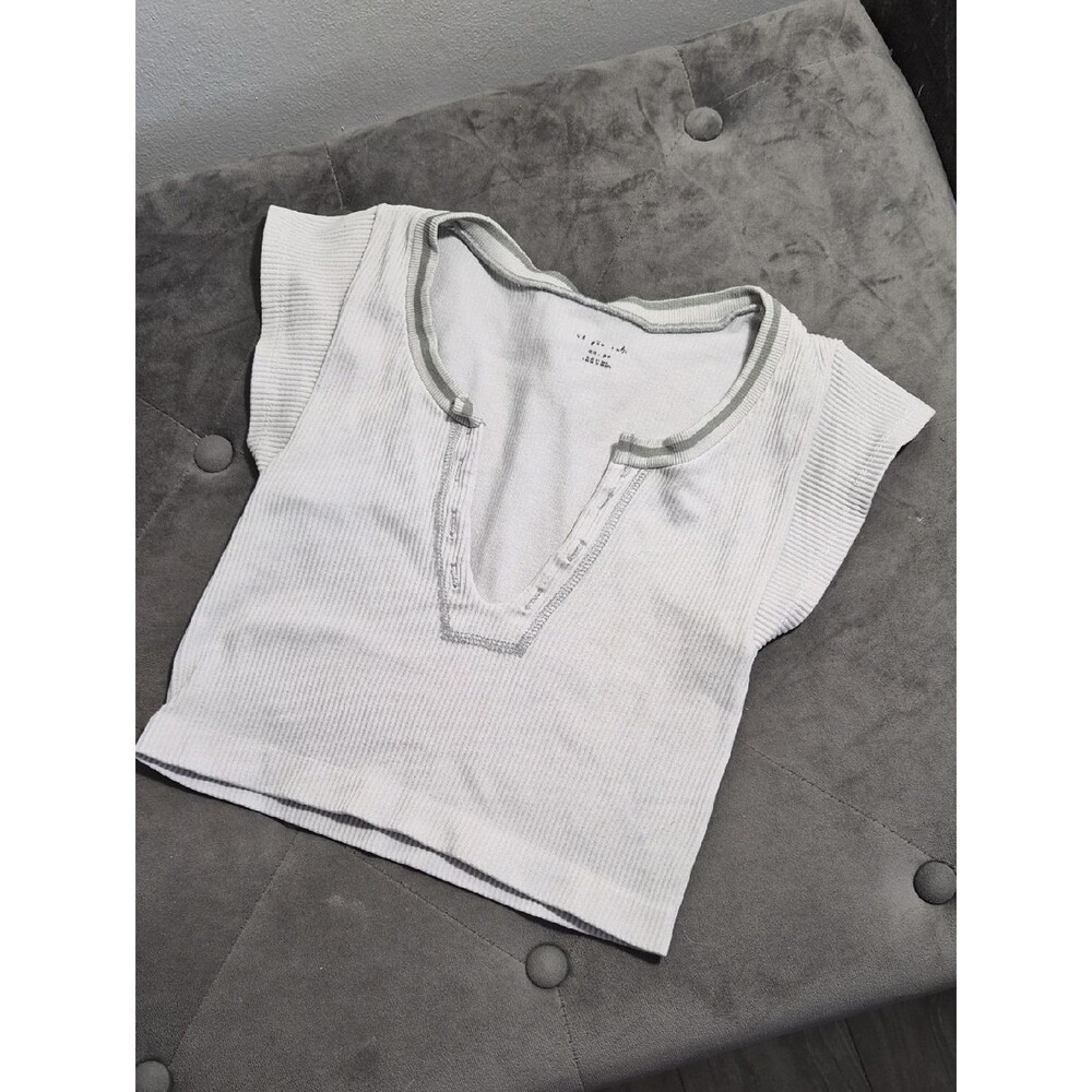 Out From Under Ribbed V-Neck Cropped Tee in Light Gray Small